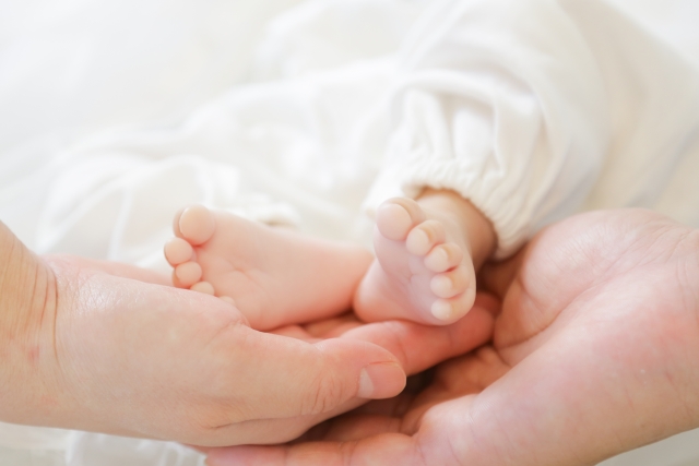 赤ちゃんの足と親の手